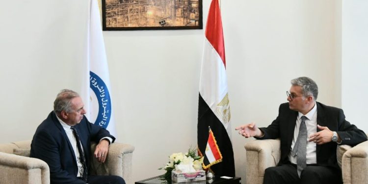 وزير البترول يبحث مع "فالكو" الأمريكية خطط زيادة إنتاج النفط والغاز بمصر
