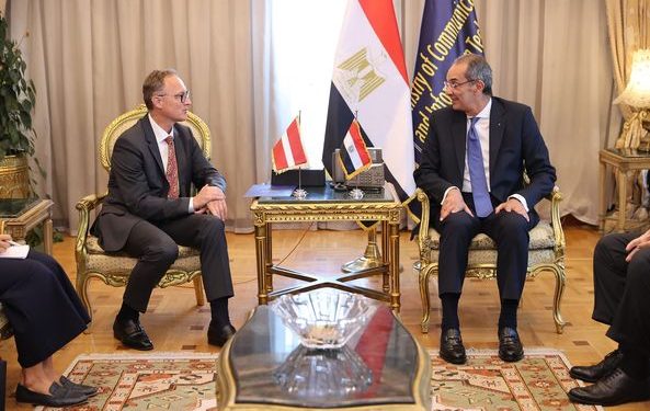 وزير الاتصالات يبحث مع سفير لاتفيا التعاون فى مجالات التحول الرقمى والتعهيد