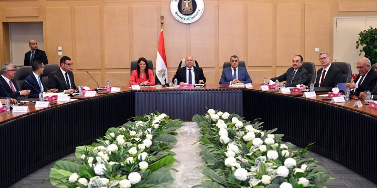 الحكومة تبحث سبل تخفيف العبء عن المصنعين