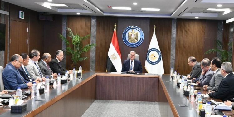 "البترول" تشكل لجنة استشارية لتعزيز إنتاج الحقول وإدارة الخزانات