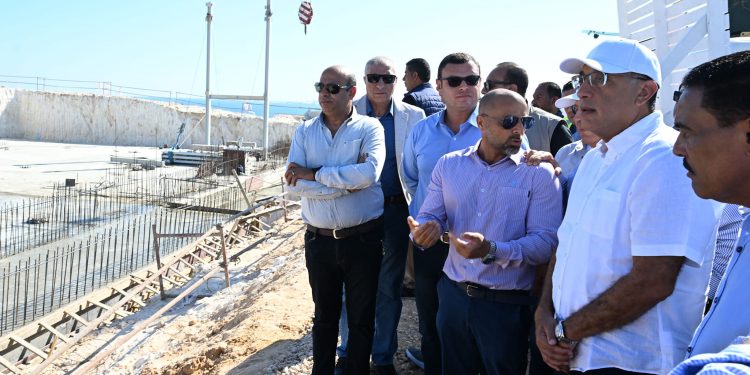 "مدبولى" من "رأس الحكمة": ملتزمون بتسليم الأرض بالكامل فى موعدها للشريك الإماراتى