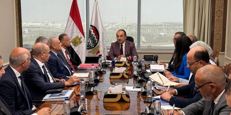 وزير قطاع الأعمال يتابع خطط ومشروعات الشركات القابضة التابعة