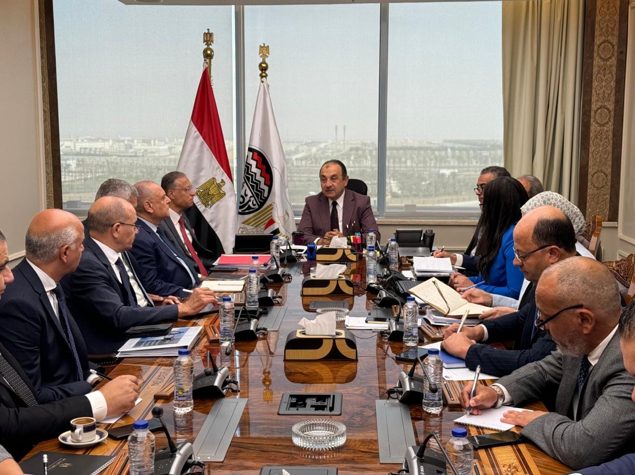 وزير قطاع الأعمال يتابع خطط ومشروعات الشركات القابضة التابعة