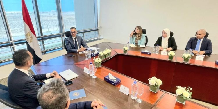 وزير الاستثمار يبحث الخطط الحالية والمستقبلية لـ"نيسان موتور" فى مصر