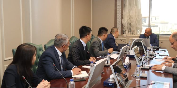 الحكومة تبحث مع "هواوي" التحول لشبكة الكهرباء الذكية