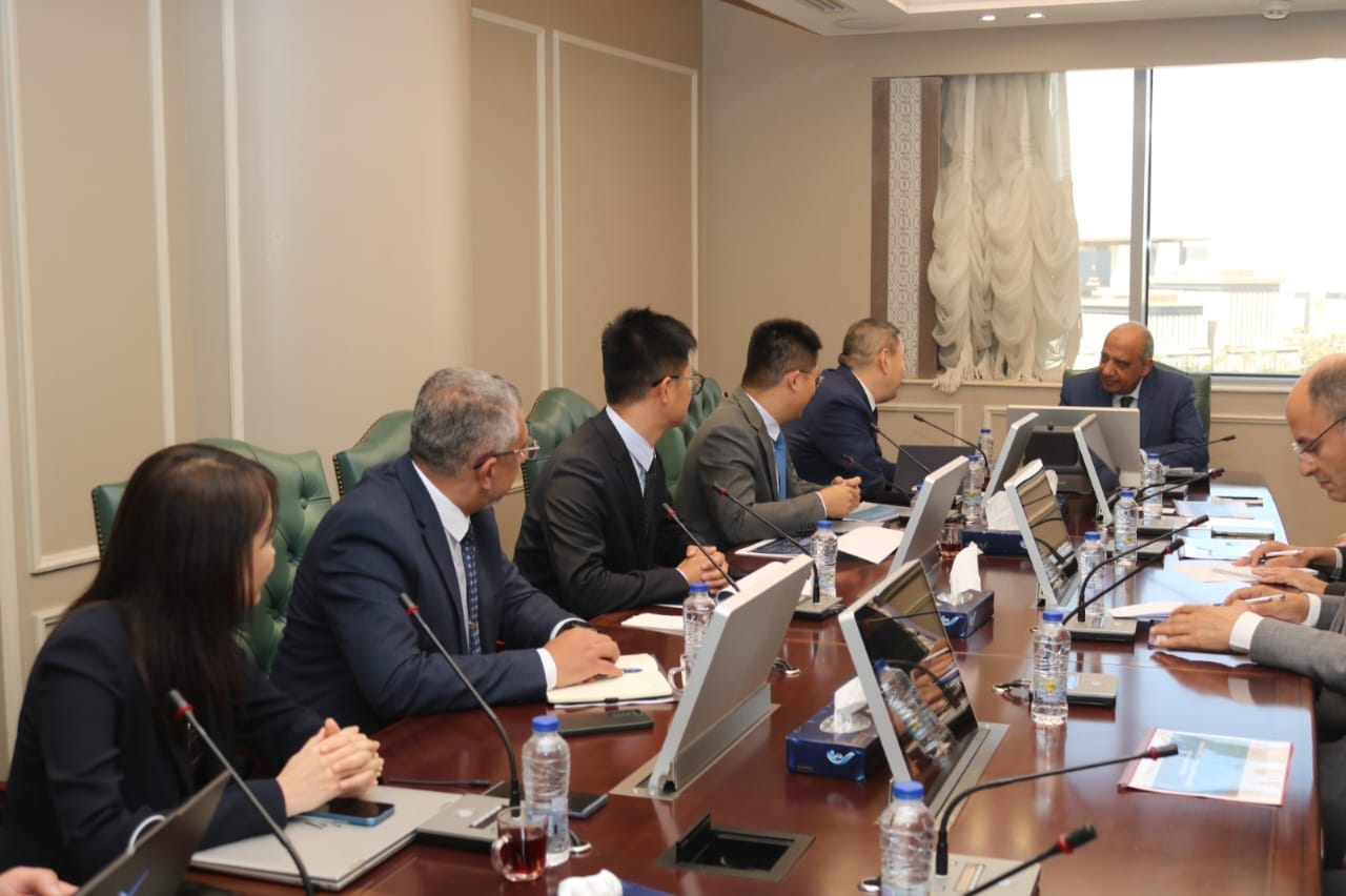 الحكومة تبحث مع "هواوي" التحول لشبكة الكهرباء الذكية