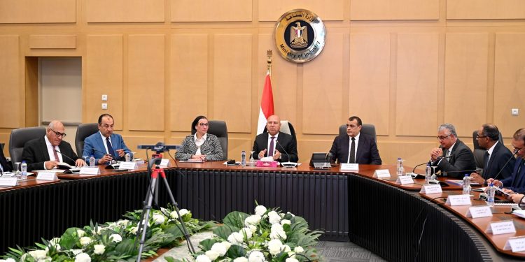 الحكومة تدرس استحداث إجراءات وضوابط لمنع "تسقيع" الأراضى الصناعية