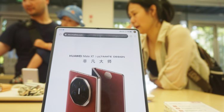 معركة الهواتف الذكية.. "الرقائق" نقطة ضعف "هواوي" ضد "آبل"