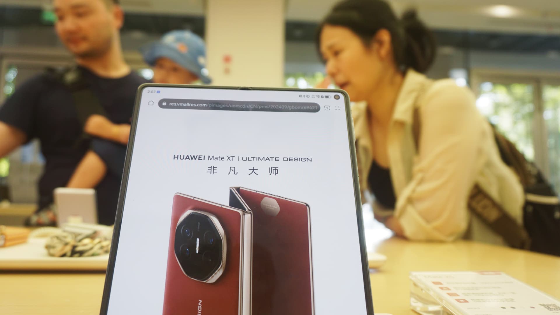 معركة الهواتف الذكية.. "الرقائق" نقطة ضعف "هواوي" ضد "آبل"