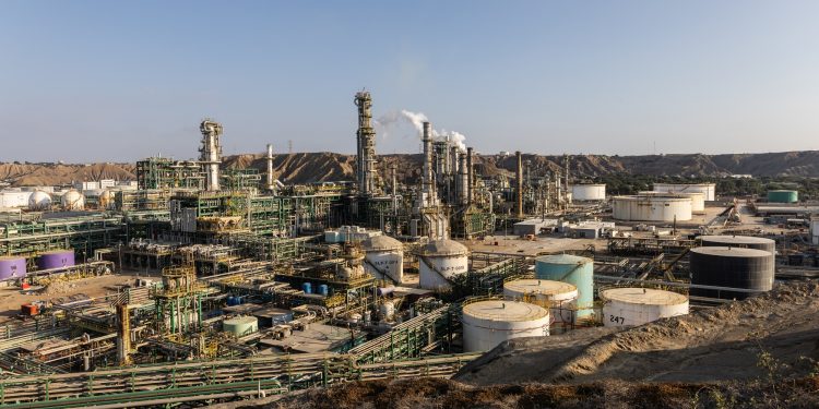 حكومة بيرو تتولى سداد مدفوعات ديون "بتروبيرو" المتبقية