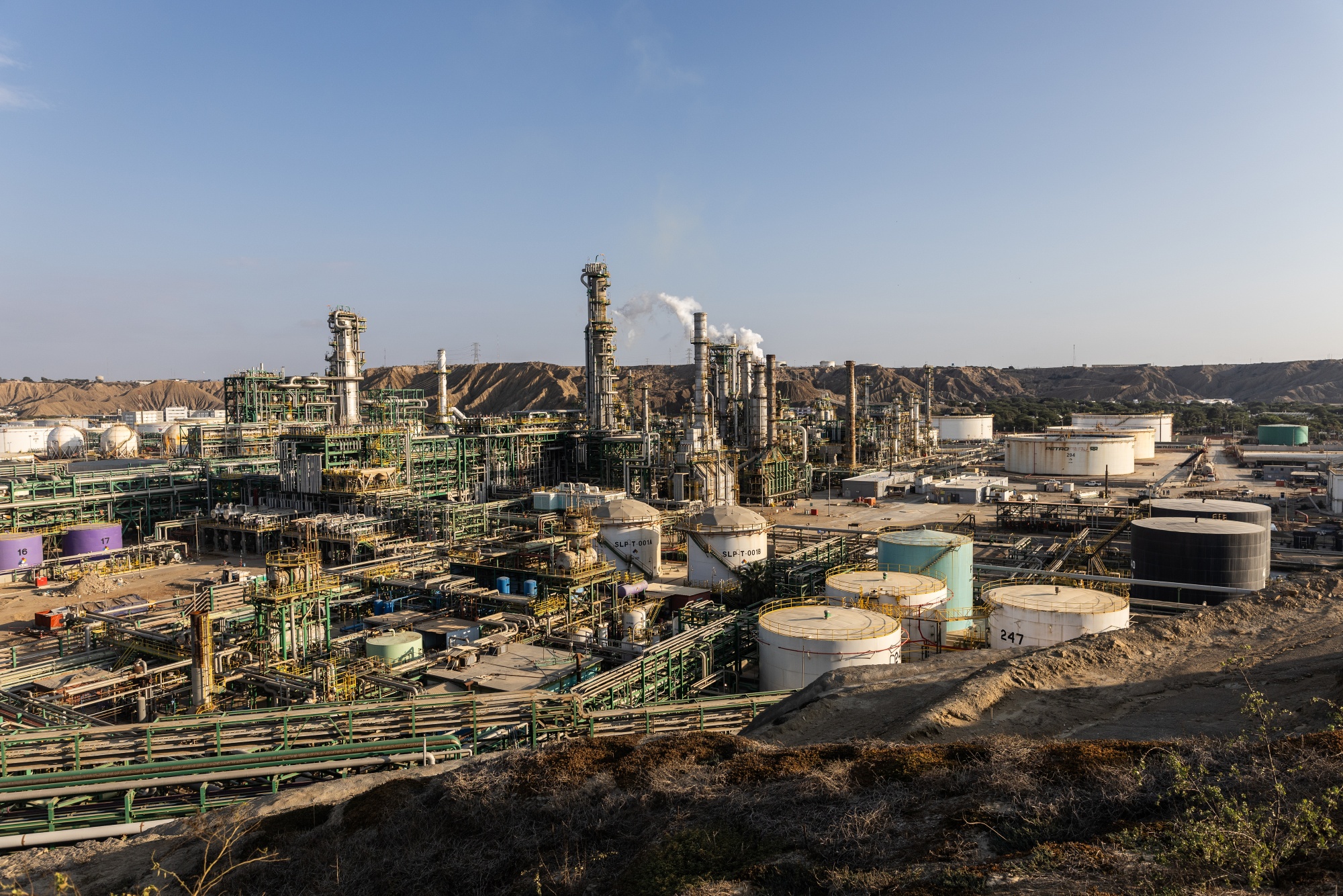 حكومة بيرو تتولى سداد مدفوعات ديون "بتروبيرو" المتبقية