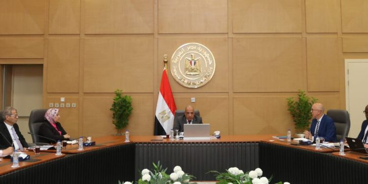 وزير الكهرباء يبحث مع البنك الدولي تعزيز التعاون بمجالات القطاع