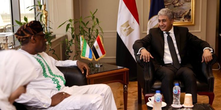 وزير السياحة يبحث مع سفير سيراليون تعزيز علاقات التعاون