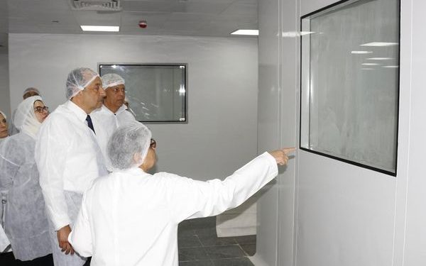 وزير قطاع الأعمال العام يتفقد أعمال التطوير "النيل للأدوية"