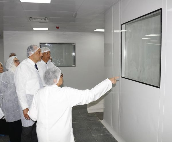 وزير قطاع الأعمال العام يتفقد أعمال التطوير "النيل للأدوية"