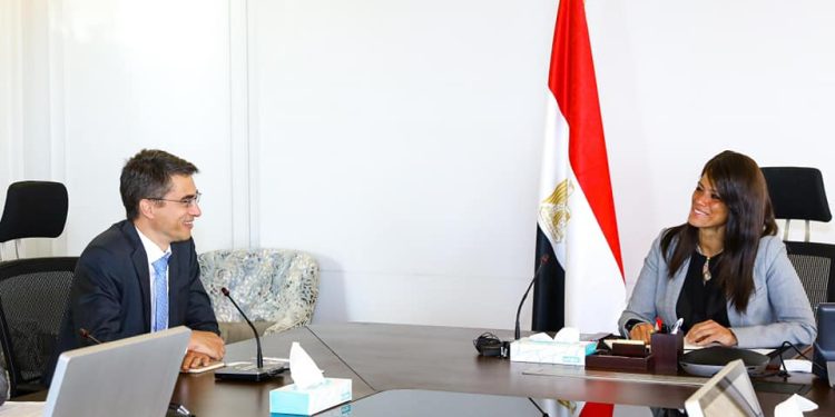 "التخطيط" تتابع تطورات إعداد استراتيجيتي الاستثمار الأجنبي المباشر والتنمية الصناعية