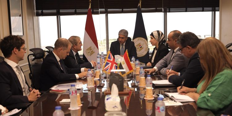 مصر تبحث تعزيز التعاون مع بريطانيا فى مجالات السياحة والآثار