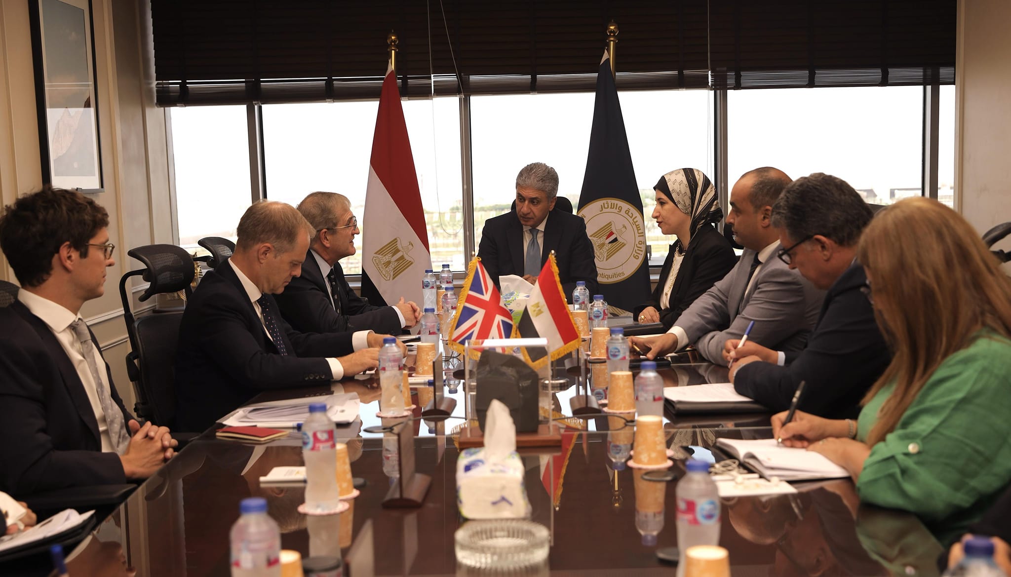 مصر تبحث تعزيز التعاون مع بريطانيا فى مجالات السياحة والآثار