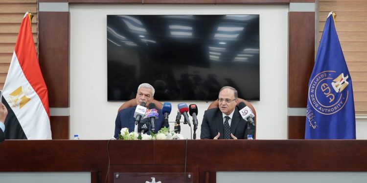 الحكومة تطلق مبادرة توطين المواد الخام غير الفعالة للأدوية