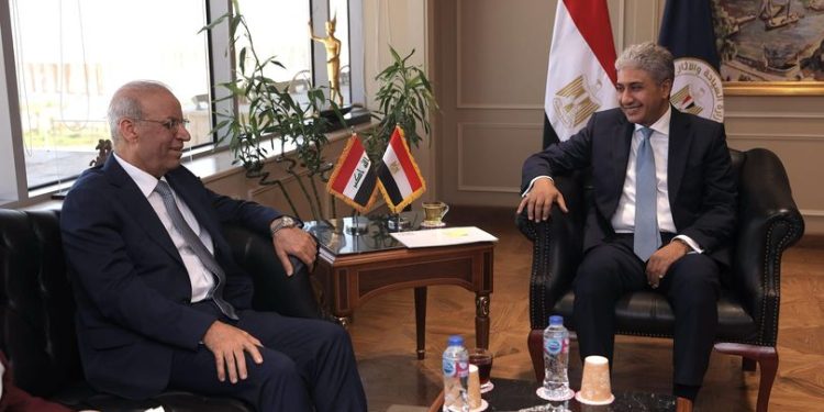 وزير السياحة يبحث مع سفير العراق تعزيز التعاون 