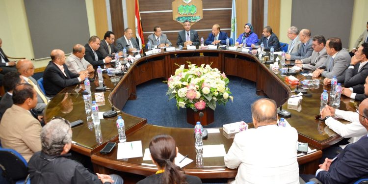 "التموين" تبحث فرص التعاون مع جمعية مستثمرى العاشر