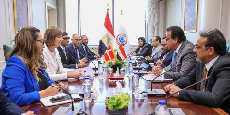 مصر تبحث تعزيز التعاون مع الدنمارك في مجال المستحضرات الدوائية