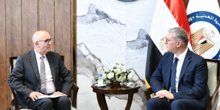 "البترول" تعد فرص استثمارية جديدة