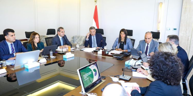 الحكومة تبحث مع البنك الدولي موقف مشروع التحول الغذائي الزراعي الموائم للمناخ