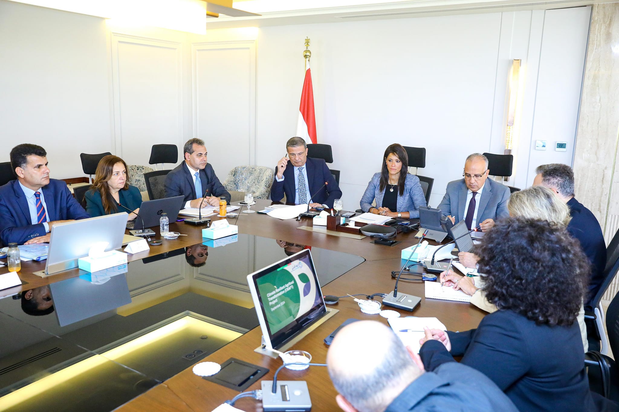 الحكومة تبحث مع البنك الدولي موقف مشروع التحول الغذائي الزراعي الموائم للمناخ