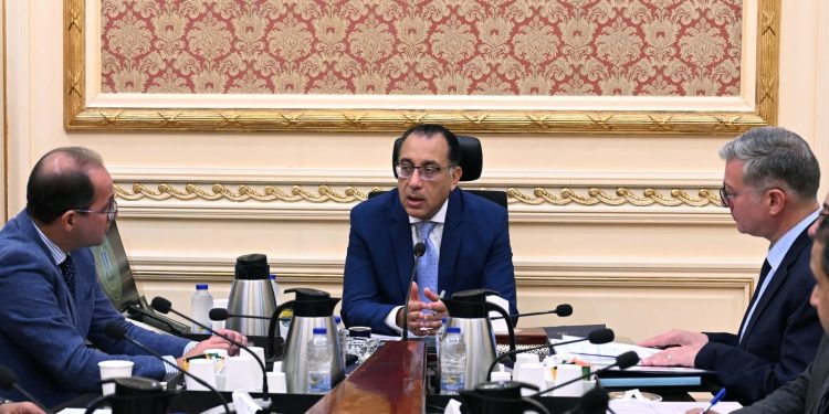 رئيس الوزراء يتابع إجراءات توفير المنتجات البترولية وخطوات زيادة الإنتاج