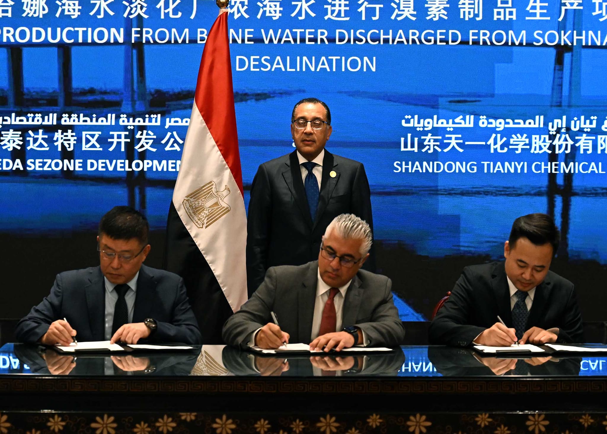 مدبولي يشهد توقيع عقد إنشاء مجمع صناعى عالمى بـ”اقتصادية قناة السويس”