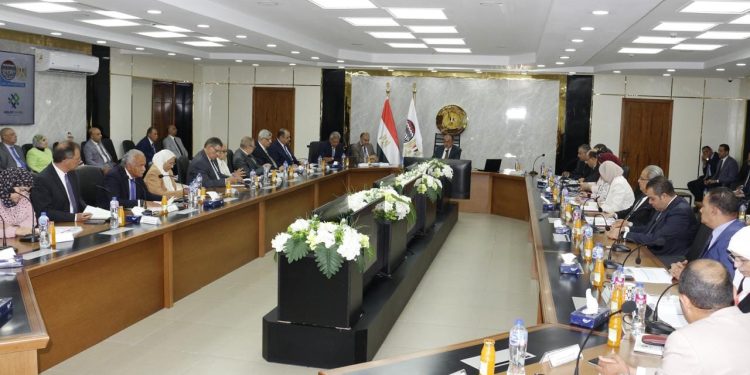 وزير قطاع الأعمال يوجه بتوسع "القابضة للأدوية" في إنتاج مستحضرات جديدة