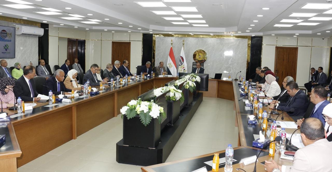 وزير قطاع الأعمال يوجه بتوسع "القابضة للأدوية" في إنتاج مستحضرات جديدة