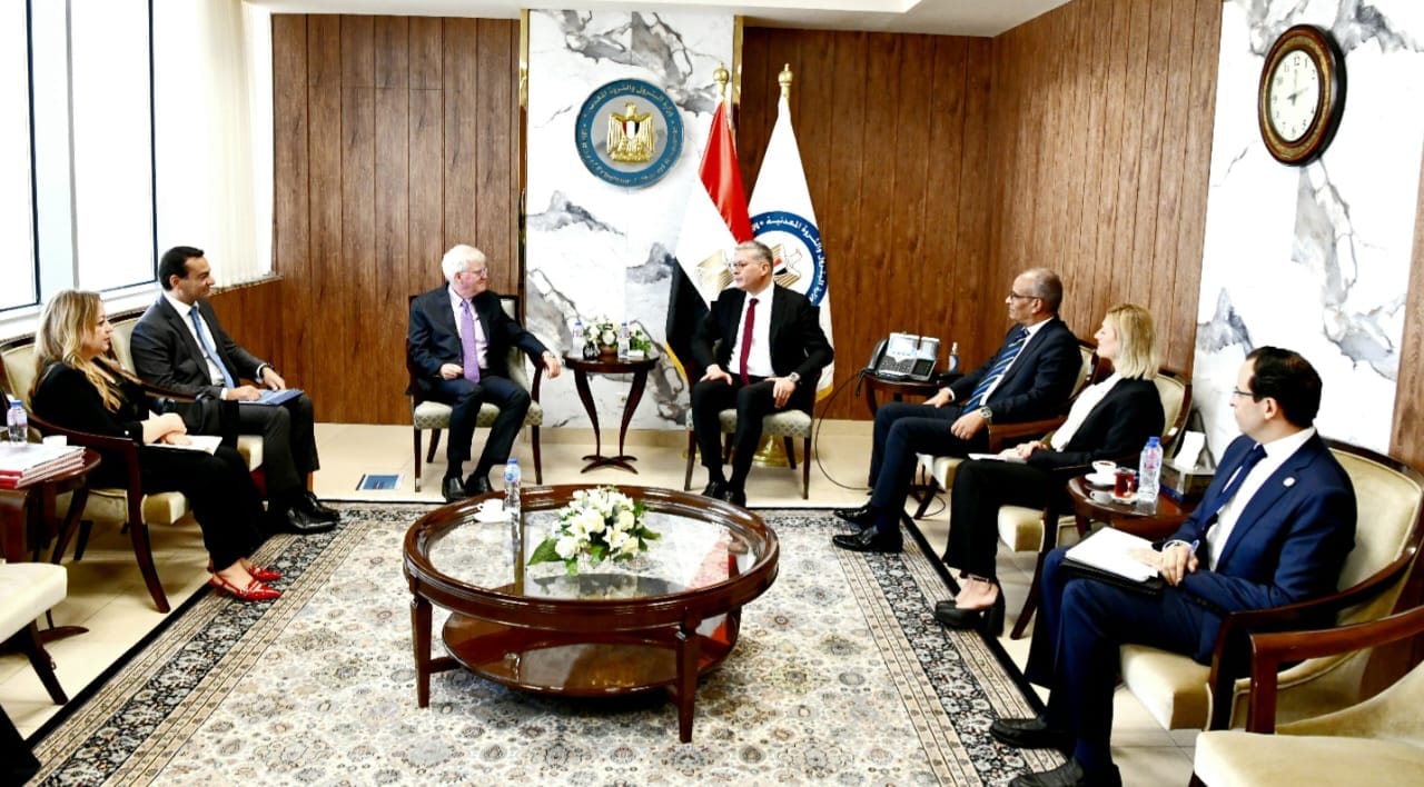 “البترول” تبحث مع “ميثانكس” العالمية إنتاج الميثانول الأخضر فى مصر