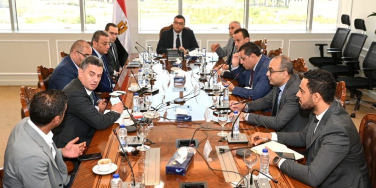 وزير الإسكان يتابع تسويق "السعودية المصرية" لمشروعات "المجتمعات العمرانية"