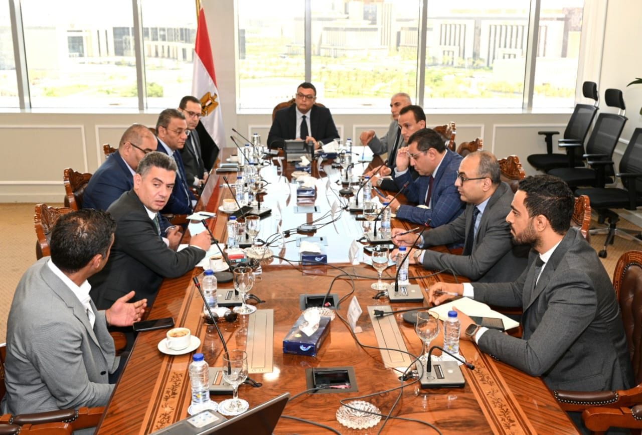 وزير الإسكان يتابع تسويق "السعودية المصرية" لمشروعات "المجتمعات العمرانية"