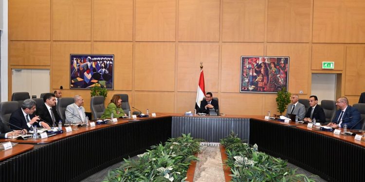 وزير الإسكان يتابع موقف تنفيذ وحدات "سكن لكل المصريين"
