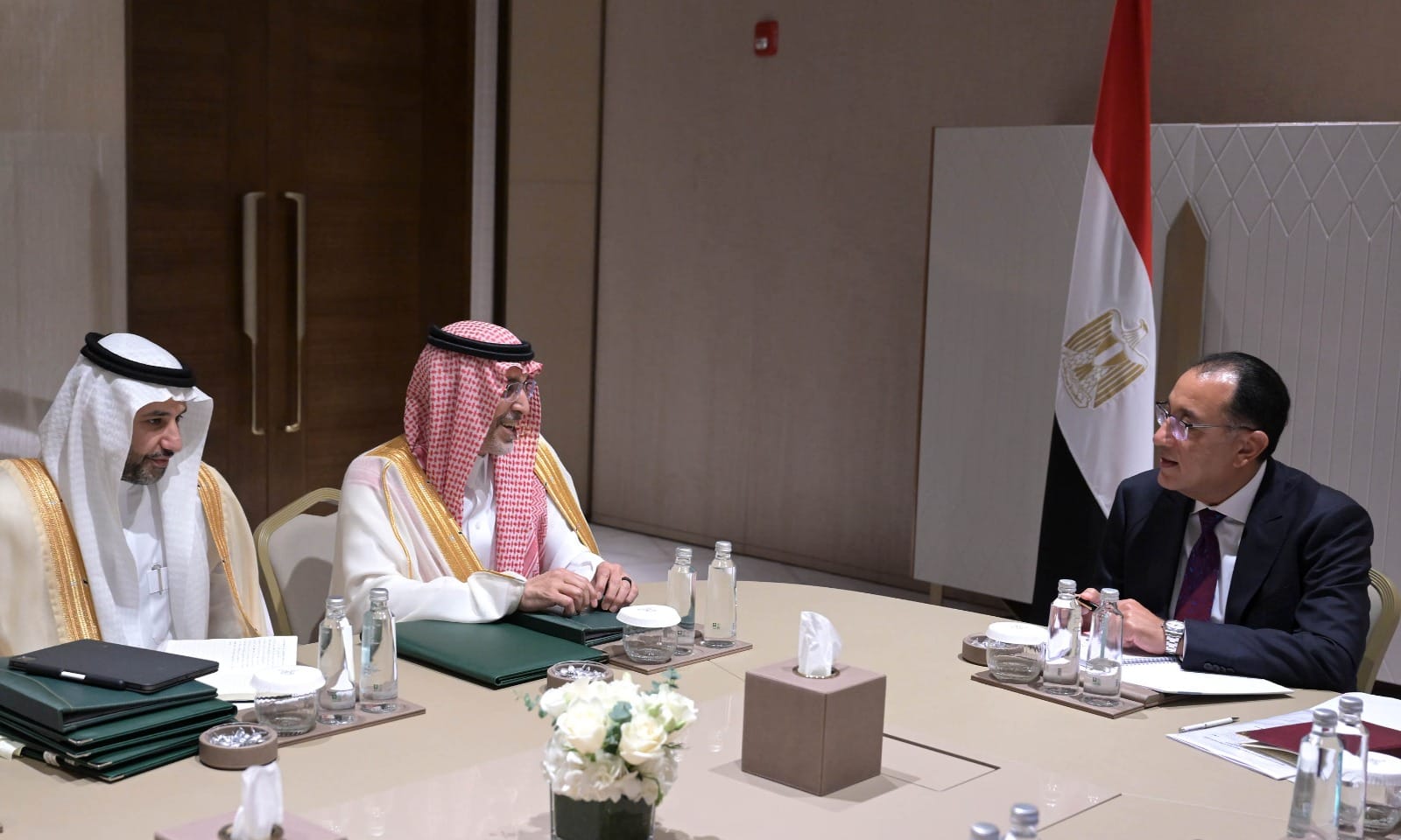 رئيس الوزراء يبحث مع وزير المالية السعودي عددًا من ملفات الشراكة