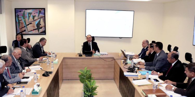 وزير قطاع الأعمال يستعرض الفرص الاستثمارية بشركات "القابضة المعدنية"