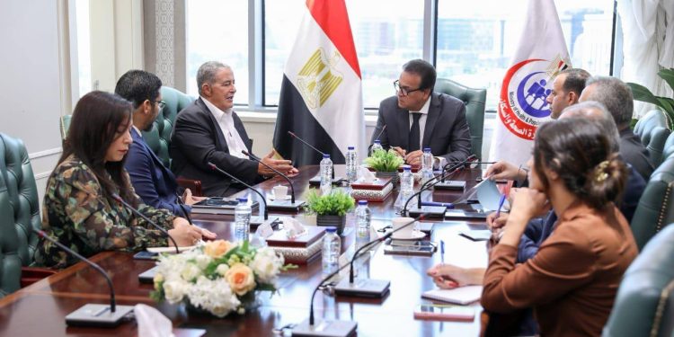 "الصحة" تبحث مع "المنصور" تعزيز استخدام التكنولوجيا بالقطاع الطبي