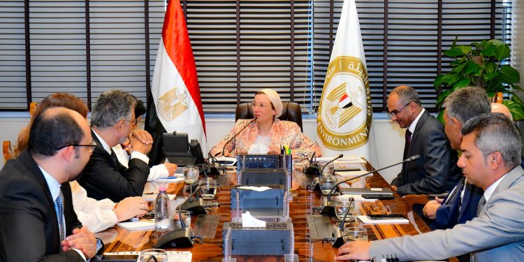 "البيئة" تبحث مع "Suez" الفرنسية التعاون بمشروعات تحويل المخلفات وتحلية المياه