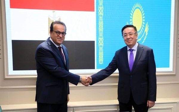 وزير الصحة والسكان يبحث مع سفير كازاخستان سبل التعاون في القطاع الصحي