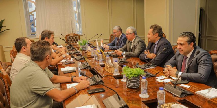 5 شركات تركية تخطط للاستثمار بقطاع الملابس فى القنطرة غرب الصناعية