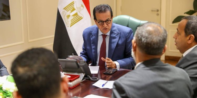 وزير الصحة يبحث التعاون مع "روش" في توطين صناعة الدواء