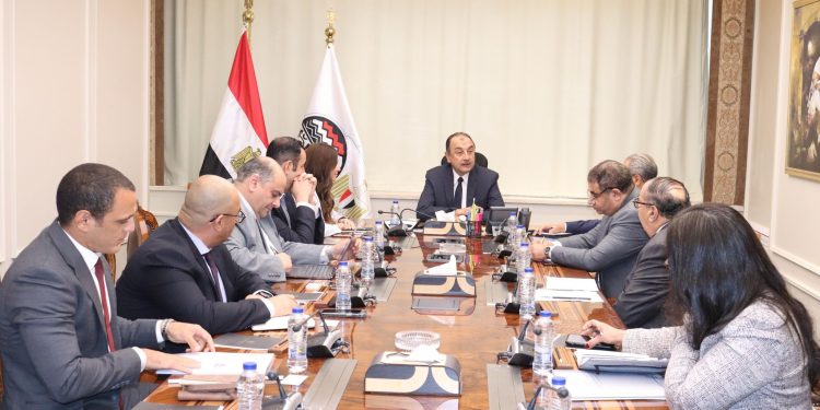 "فطاع الأعمال" تبحث مع "مايكروسوفت" موقف تطبيق نظام تخطيط الموارد "ERP" بشركاتها