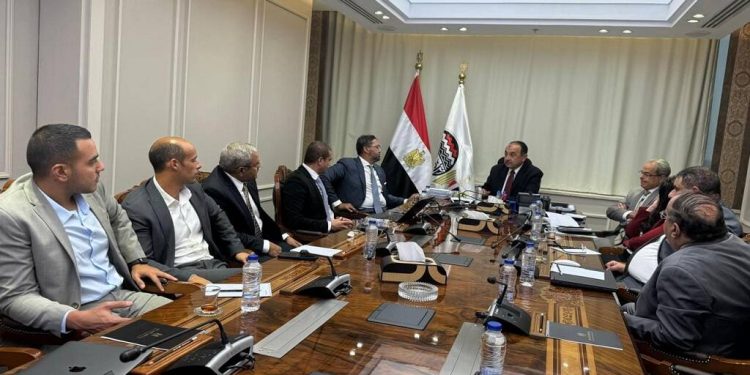 قطاع الأعمال تتابع تقدم تطبيق برنامج في الشركات القابضة