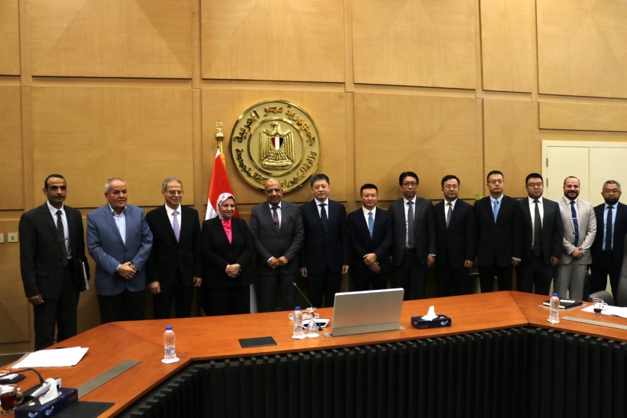 محمود عصمت وزير الكهرباء والطاقة المتجددة