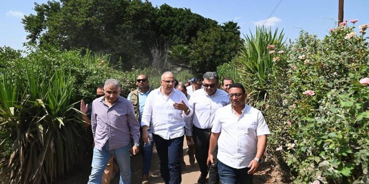 هاني سويلم وزير الموارد المائية والري المصري بزيارة لمحافظة القليوبية