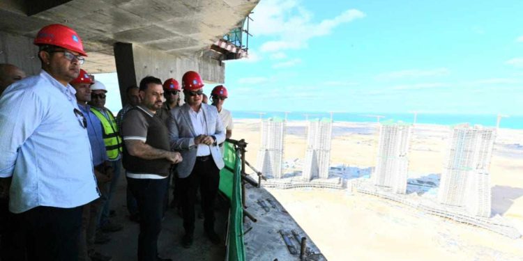 وزير الإسكان يتفقد تنفيذ أبراج الداون تاون وبحيرات العلمين الجديدة