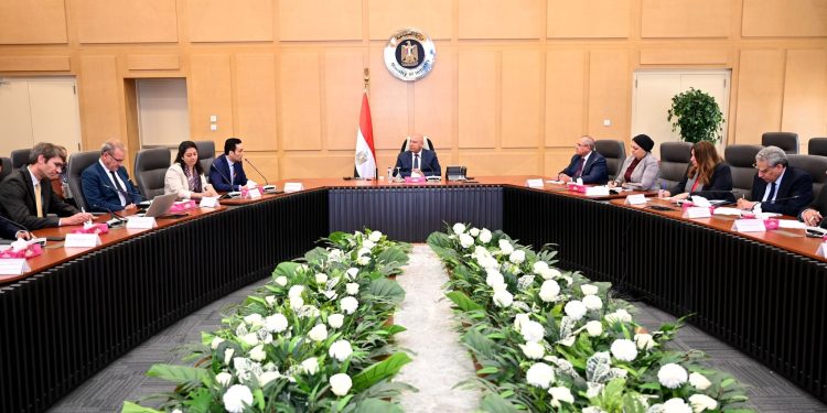 تحالف أوروبى بقيادة "سكاتك" يخطط لإقامة مصنع للمحللات الكهربائية فى "السخنة"